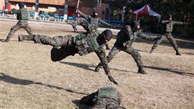 國軍109年春節加強戰備在壽山靶場，參訪海軍陸戰隊兩棲偵搜大隊特勤中隊執行綜合格鬥、應用射擊及特種作戰等戰技操演，以及海軍光六飛彈快艇與機動雷達車組展示機動指管能力，見證官兵捍衛海疆安全的決心。（圖／記者邱榮吉攝）