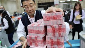 金鼠年換新鈔開跑（1）台灣銀行表示，中央銀行今年共準備新台幣5735億元新鈔，16日起供民眾兌領，迎接金鼠年來臨。中央社記者張皓安攝　109年1月16日