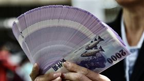 換新鈔過新年（3）中央銀行表示，為了便利民眾春節前兌換新鈔，民眾可在8家金融機構、選定454家分行作為兌鈔地點，自16日起、連續5個營業日進行不同面額的新鈔兌換。中央社記者張皓安攝　109年1月16日