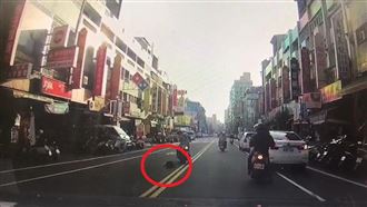 幼童摔落腳踏墊翻3圈　母機車險輾過