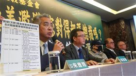 張國明質疑鍾德美違法涉入長榮經營（1）已故長榮集團創辦人張榮發大房二子張國明（左3）16日在台北召開記者會，他戴著黑色口罩，透過委任律師吳祝春發出五大聲明，指張榮發基金會董事長鍾德美違背初衷，涉入長榮集團經營，張國明全程未發言，由律師朱應翔（左）、吳祝春（左2）代為發言。中央社記者吳家昇攝  109年1月16日