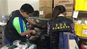 台灣食材謊稱日本貨  網購名店標示不實挨罰春節將至，衛生福利部食品藥物管理署去年12月起展開全台食品稽查，發現網購名店「聞明堂」產品標示使用日本芝麻，實際上卻是台灣芝麻醬，涉標示不實挨罰。圖為食藥署人員稽查畫面。（食藥署提供）中央社記者張茗喧傳真  109年1月16日