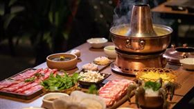 北京故宮角樓餐廳12日推出每桌人民幣6688元的年夜飯，卻掀起一片檢討故宮過於商業化的聲浪，餐廳近日通知顧客取消年夜飯，並退還訂金。（圖取自故宮角樓餐廳微博網頁weibo.com）