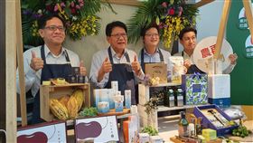 屏東農村再生社區產品換新裝（1）為推動屏東農村社區產業發展，屏東縣政府將農村再生社區的產品以城市美學概念重新設計包裝，縣長潘孟安（左2）16日舉辦記者宣傳會，介紹新形象產品。中央社記者郭芷瑄攝　109年1月16日