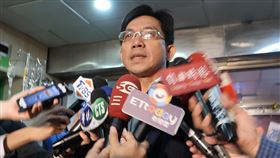 高雄燈會挨批像法會  市府：融入慈悲概念設計2020年燈會已陸續設置在愛河河畔，但是有網友質疑，草地上的觀音蓮花燈以及綿延數十公尺的花燈疑似像法會。觀光局長邱俊龍（圖）16日接受媒體聯訪表示，這是融入慈悲設計概念，希望大家用更開放心態看待。中央社記者王淑芬攝  109年1月16日