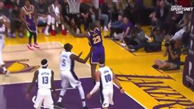 Lebron James灌籃失手。（圖／翻攝自YouTube）
