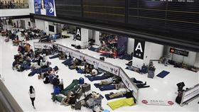 成田機場被日媒形容是「陸上孤島」，許多外國旅客要求機場改善資訊通知處理。（共同社提供）