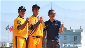 ▲中信兄弟新舊隊長交接，陳江和交接給林智勝，右為領隊劉志威。（圖／記者王怡翔攝影）