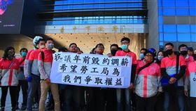foodpanda外送員中市府前陳情（2）多名foodpanda食物外送員因不滿公司片面更改送單費用計算方式，16日在台中市政府前廣場高舉白布條、呼口號陳情，盼勞工局協助保障權益。中央社記者蘇木春攝  109年1月16日