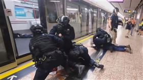 香港反送中 港警闖地鐵站毆打民眾／立場新聞臉書