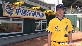 王建民穿上中信兄弟球衣。（圖／記者王怡翔攝影）