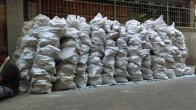 新人工作如果只剩一張嘴，恐怕會被資深老鳥慘電。日前有名搬運師傅在臉書中分享「工地見聞錄」，表示有名新人一來就出言不遜，說自己很能搬；上工後卻不停嫌棄老鳥，讓原PO看不下去，當場挺身而出教訓他，新人最後尿遁秒辭職。（圖／翻攝自爆怨公社）