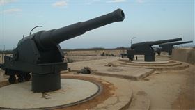 澎湖文化旅遊年　力推四大戰役遺址亮點（2）澎湖今年是文化旅遊年，縣長賴峰偉16日邀遊客探訪昔日戰役所遺留下來的古蹟，感受戰地風情。中央社　109年1月16日