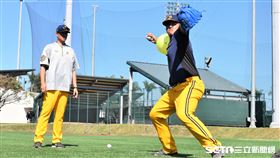 中信兄弟開訓，王建民訓練年輕投手群。（圖／記者王怡翔攝影）