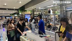 SOGO百貨週年慶首日人潮。（圖／記者馮珮汶攝）