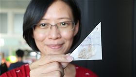 成大跨國研究　發現氣候暖化造成昆蟲體型縮小成功大學跨國研究團隊比對馬來西亞神山逾8000隻尺蛾，發現42年間當地氣溫升高攝氏0.7度，尺蛾平均體型卻縮小1.3%。圖為成大生命科學系助理教授陳一菁展示2007年在神山採集的尺蛾。（成功大學提供）中央社記者張榮祥台南傳真　109年1月16日