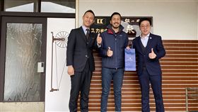 台灣日本鄉町長交流全台灣最年輕鄉長、屏東縣枋寮鄉長陳亞麟（右）率隊參訪日本京都与謝野町，與曾是全日本最年輕町長的山添藤真（左）進行鄉町交流。（陳亞麟提供）中央社記者郭芷瑄傳真　109年1月16日