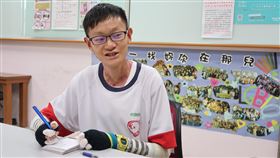 泡泡龍唐煒勛克服逆境　立志要念外文系罹患先天性表皮鬆解性水皰症、俗稱「泡泡龍」的學子唐煒勛從小樂觀正向，專注於課業，17日也將參加大學學測，立志就讀外文系。中央社記者王淑芬攝　109年1月16日