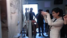 鄭麗君參觀天橋上的魔術師展（3）「天橋上的魔術師」圖像暨互動藝術展搶先場16日在台灣漫畫基地舉辦，現場展出漫畫家阮光民、小莊共計約30幅原畫，文化部長鄭麗君（右）參觀展覽。中央社記者吳家昇攝  109年1月16日