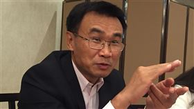 台養豬業重點　陳吉仲：阻非洲豬瘟及口蹄疫拔針農委會主委陳吉仲16日表示，他認為現在養豬產業最重要任務是把非洲豬瘟阻絕境外、繼續守住，並讓口蹄疫拔針成功，順利在5月獲得世界動物衛生組織（OIE）宣布台灣為非疫區國，就可以外銷。中央社記者楊淑閔攝　109年1月16日