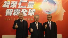 仁寶2020年旺年會記者會仁寶電腦董事長許勝雄（中）、副董事長陳瑞聰（右）、總經理翁宗斌16日出席旺年會記者會。中央社記者潘智義攝　109年1月16日