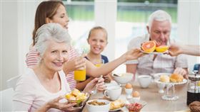 「民以食為天」，吞嚥更可謂人生大事。若能透過持續有效的吞嚥訓練，讓每一次安全且完整的吞嚥都變成一次復健訓練，將可望增進患者吞嚥能力、並早日恢復日常起居。