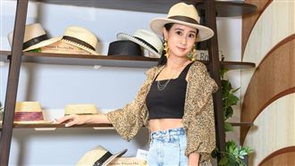 李晶晶露長腿馬甲線辣翻　嗲音溜中文