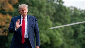 面臨彈劾威脅，美中貿易第一階段協議達成除了分散新聞焦點，一直拿經濟當政績的美國總統川普也盼藉此吸引選票，贏得連任。（圖取自facebook.com/WhiteHouse）