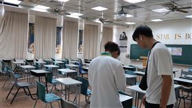 學測將登場　學子提前看考場109學年度大學入學學科能力測驗17日將登場，16日下午開放考生提前看考場，高師大考場內有不少學生結伴到場了解動線，以免屆時慌亂跑錯教室。中央社記者王淑芬攝　109年1月16日