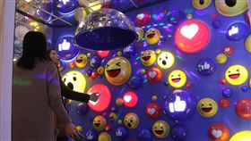 臉書台灣辦公室　波霸茶飲文化入設計（1）臉書台灣辦公室11日在台北喬遷入新厝，辦公室有個特別的空間是The Boba tea room，將台灣代表性的波霸茶飲文化融入牆面設計，賦予生命力。中央社記者張皓安攝　108年4月11日