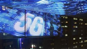 5G競標落幕　標金飆破天價5G競標第一階段16日上午正式落幕，台灣將在今年進入5G元年，標金衝高至新台幣1380.81億元，亞太電信退出黃金頻段，中華電信豪擲逾450億元取得90MHz最大頻寬。中央社記者徐肇昌攝　109年1月16日