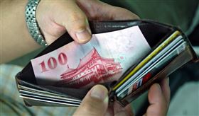 全國私校工會調查發現，2019年全台有19所私校以財務困難為由未發年終獎金。（示意圖／中央社檔案照片）