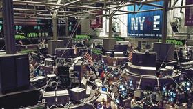 華爾街股市3大指數16日再度締造收盤新高，道瓊工業指數終場上揚267.42點或0.92%，收在29297.64點。圖為紐約證券交易所。（圖取自Pixabay圖庫）