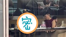 網友巧遇吳彥祖，穿著休閒髮際線變高顯蒼老。（圖／翻攝自新浪娛樂）