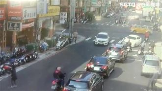 外車道左轉撞小黃　他失控旋轉嚇壞人