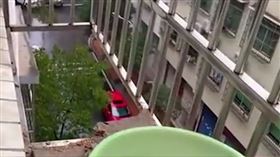 過年大掃除！她擦窗戶突然墜樓身亡…竟是因這「致命元兇」（圖／翻攝自微博）