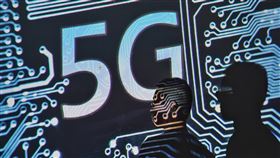 5G超高標金恐夾殺電信業獲利5G第一階段競標落幕，標金如失速列車衝破新台幣1380億元，加上後續5G建設，將多面夾殺電信業獲利，而第二階段的5G位置競標是否會再掀起一場銀彈大戰，仍有待觀察。中央社記者徐肇昌攝　109年1月16日