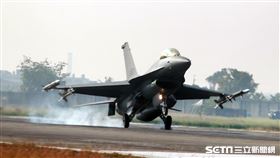 空軍春節加強戰備F16V戰機飛官緊急起飛，展現捍衛我國領空的能力。（記者邱榮吉/攝影）
