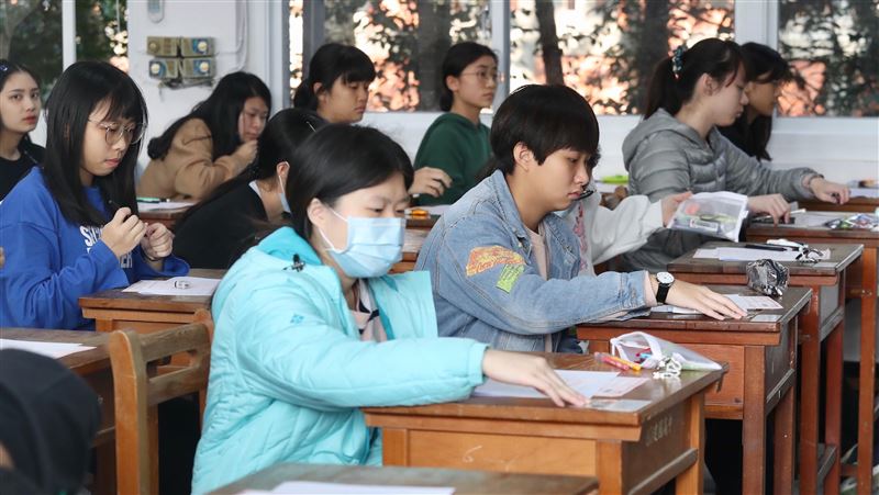 學測改自由選考　重考生比率連年攀升