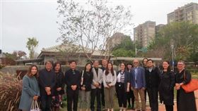 沈慧虹副市長、龔書章教授、台灣創意設計中心張基義董事長、林副執行長及所有參訪與會者大合照（圖／新竹市政府）