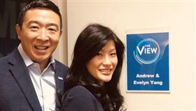 台灣移民第2代的企業家楊安澤（左）正爭取民主黨的美國總統候選人提名。他的妻子盧艾玲受訪時揭露自己曾遭婦產科醫師性侵。（圖取自twitter.com/AndrewYang）