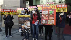 沙漠星空屋旅遊夢碎　消費者到台中抗議業者姚姓女子等多名消費者受沙漠星空屋廣告吸引花費11萬多元報名參加旅行團，結果被安排住星空廢棄屋，17日集體到位於台中的旅行社門口抗議。中央社記者郝雪卿攝　109年1月17日