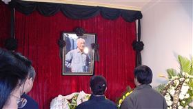 趙紫陽下葬民間墓地已故中共總書記趙紫陽之子趙二軍16日對港媒表示，趙紫陽的骨灰近期將安放於北京民間墓地。圖為2005年1月初趙紫陽逝世後，家人在自宅為他舉行的喪禮。（資料照片）中央社記者張謙北京攝  108年10月16日