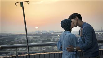 妻腦癌產子心肺衰竭　男星激吻哭告別