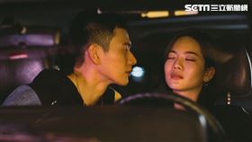 記者邱于倫／綜合報導

現年31歲的男星劉冠廷，剛開始曾靠著植劇場《花甲男孩轉大人》拿下金鐘獎最佳男配角，去年更靠著電影《陽光普照》拿下金馬獎最佳男配角，二度鑲金的他事業運超順，不料卻被傳出背著交往多年的女友孫可芳偷撩同劇演員，他與女星曾之喬合作賀歲片電影《喜從天降》，兩人飾演一對歡喜冤家，某場戲中曾之喬要打綁架勒贖電話、未料對方卻想不起另一半的號碼，沒想到反而是劉冠廷先出聲了。
牽猴子提供