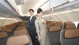 星宇空服員介紹A321neo機艙內設施星宇航空將在23日開航，17日星宇航空安排空服員李貞毅（左）、吳映潔（右）介紹A321neo經濟艙內設施。中央社記者張新偉攝　109年1月17日