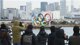 ▲觀光客搶拍豎立在東京台場海上的奧運五環。（圖／美聯社／達志影像）