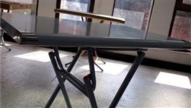 折合桌曾釀死　消保處籲7月起換用新款確保安全行政院消費者保護處17日表示，108年曾發生折合桌夾死兒童意外事件，109年7月1日起將納入商品檢驗法管理，並呼籲民眾未來改用新款式產品，以維護消費者安全。（標檢局提供）中央社記者楊淑閔傳真　109年1月17日