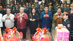 沈慧虹赴天公壇祈福　為打火弟兄求平安新竹市副市長沈慧虹（前左3）17日率領竹市消防局各級幹部，到天公壇祈求風調雨順、國泰民安、無災無害，消防、義消及災害防救團體志工等人員值勤平安。中央社記者魯鋼駿攝　109年1月17日