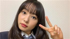 ▼▲（圖／威視提供）改編自日本Twitter話題之作的四格漫畫，由有著「岡山奇蹟美少女」之稱的日本女星櫻井日奈子與間宮祥太朗合作的新電影《殺不了的他與死不了的她》，故事描述兩名對世界沒有夢想，甚至把割腕當作稀鬆平常的狀況的兩人，在因緣際會下巧遇的故事。16日公開正式預告，櫻井日奈子也擺脫過去開朗形象，讓一票粉絲超驚喜。